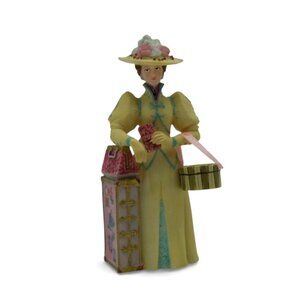 Avon Mrs Albee 2002 Presidents Club Celebrations Figurine